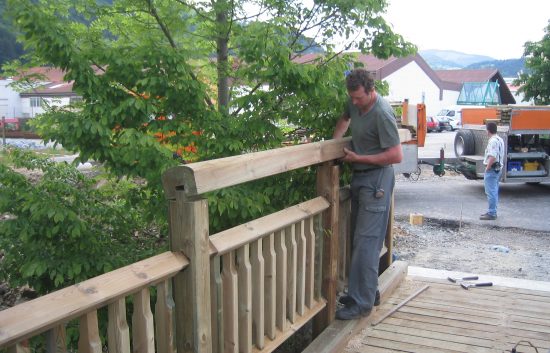 Bau einer Holzbrücke mit Holzgeländer System WEIZ (10)