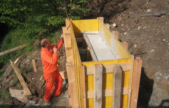 Bau einer Holzbrücke mit Holzgeländer System WEIZ - Schritt 2 Bau eines Betonauflegers (erfolgt durch eine Baufirma)