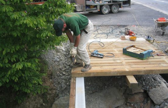Bau einer Holzbrücke mit Holzgeländer System WEIZ (5)