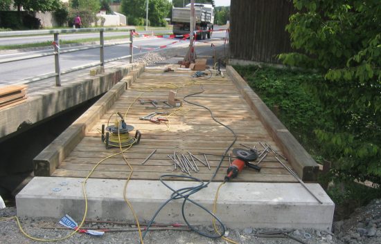 Bau einer Holzbrücke mit Holzgeländer System WEIZ (6)