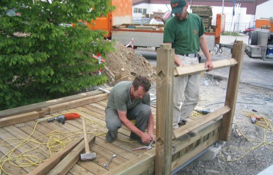 Bau einer Holzbrücke mit Holzgeländer System WEIZ (7)