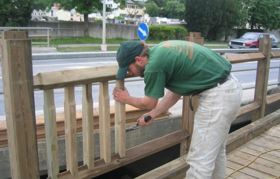 Bau einer Holzbrücke mit Holzgeländer System WEIZ (8)