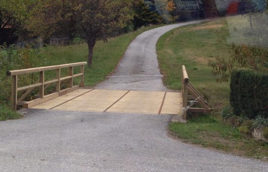 Holzbrücke mit Geländer System HILMTEICH - BST Tregist (1)