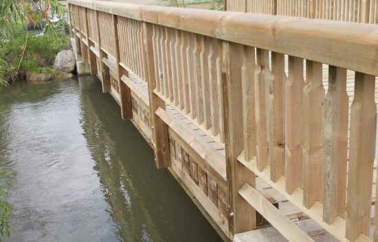 Holzbrücke mit Geländer System RAABA mit doppeltem unteren Holm (1)