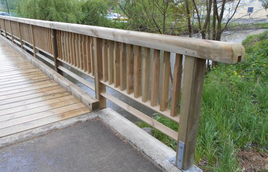 Holzbrücke mit Geländer System RAABA mit doppeltem unteren Holm