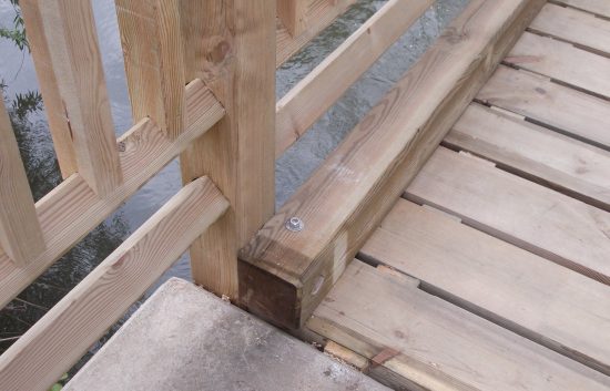 Holzbrücke mit Geländer System RAABA mit doppeltem unteren Holm (2)