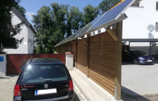 Sichtschutzwand in Ausführung Schuppenschalung mit PV-Anlage