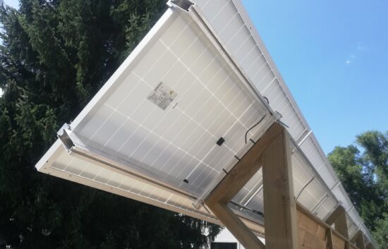 Sichtschutzzaun System Schuppenschalung mit PV Anlage (1)