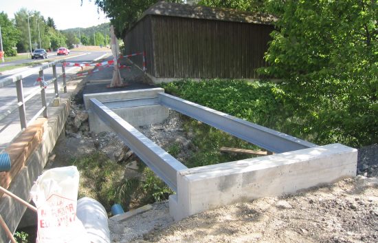 Fußgänger- und Radwegbrücke mit Holzgeländer System Weiz (1)