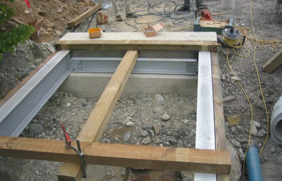 Fußgänger- und Radwegbrücke mit Holzgeländer System Weiz (2)