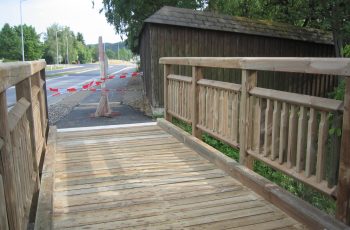 Fußgänger- und Radwegbrücke mit Holzgeländer System Weiz (10)