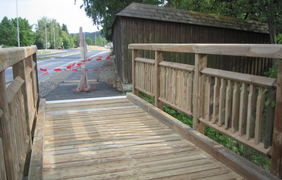 Fußgänger- und Radwegbrücke mit Holzgeländer System Weiz (10)
