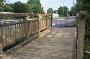 Fußgänger- und Radwegbrücke mit Holzgeländer System Weiz (11)