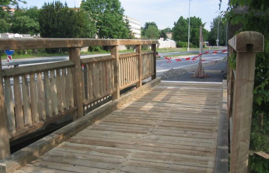 Fußgänger- und Radwegbrücke mit Holzgeländer System Weiz (11)