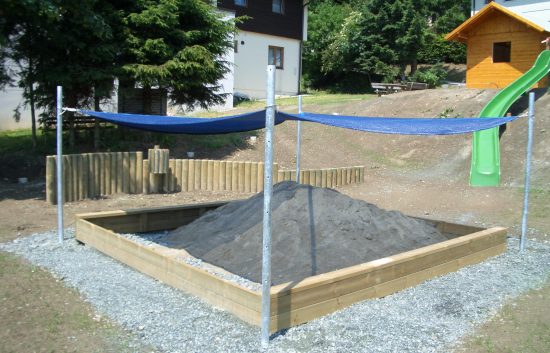 Sandkiste mit Sonnenschutz höhenverstellbar (2)