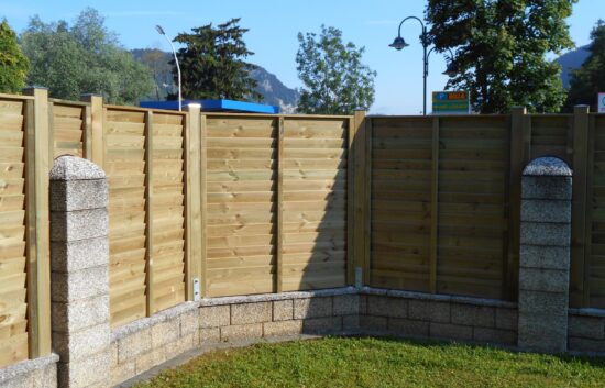 Sichtschutz Zaun System Schuppenschalung auf Betonsteinen (2)