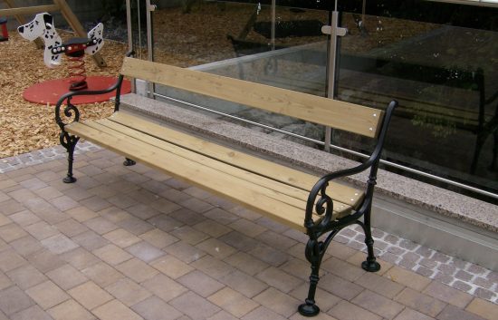Sitzbank - Schönbrunn / L x B x H: 195 x 60 x 40 cm, Seitenteile aus Grau-Guss, grün oder schwarz lackiert. Auflagen aus Kiefernholz 35 mm, kesseldruckimprägniert, fertig montiert