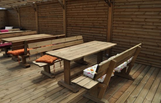 Sitzgarnitur - Ergonomie - Ausstellung Holz-Riegler / Tisch 195x70 cm, Höhe 75 cm, Bank L:195 cm, Sitzhöhe 40 cm. Aus ausgesuchtem Kiefernholz, kesseldruckimprägniert, fertig montiert