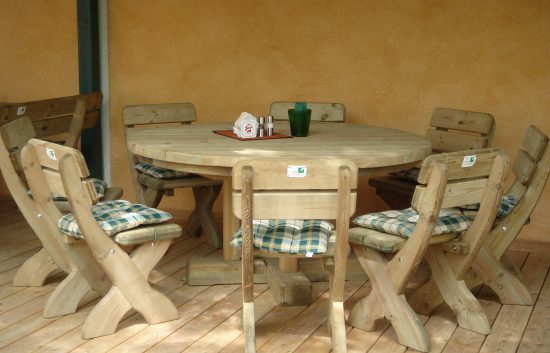 Sitzgarnitur - Franken / Tisch 160 cm, Höhe 75 cm, Sessel 50 x 50 x 85 cm, Sitzhöhe 40 cm. Aus ausgesuchtem Kiefernholz, Kanten gerundet, kesseldruckimprägniert, fertig montiert