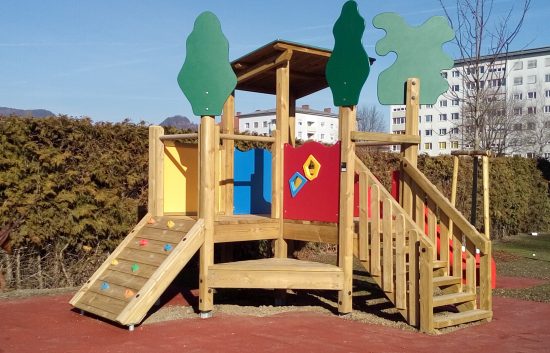 Spielhäuschen mit Kletterwand