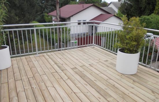 Terrassenböden und Schwimmbadumrandungen aus kesseldruckimprägniertem Kiefernholz (KDI) – Bild 36