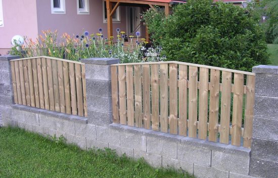 Zaun Oslo mit Abdecklatte schräg